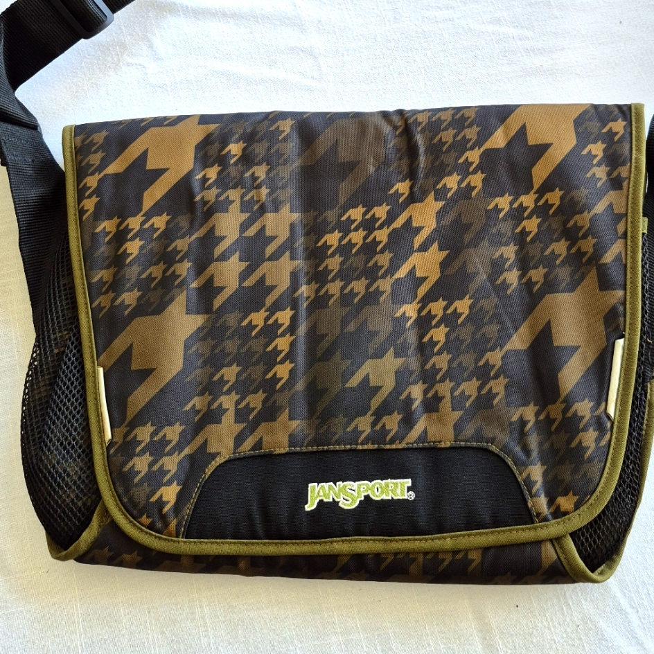 Jansport Camouflage Messenger Bag. Nwt. Ideal For Laptops.